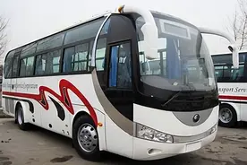 大客车倒车镜是前伸的，几乎无死角，为什么大货车不用这种设计？图片