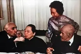 79年，宋庆龄喝酒的姿势太可爱了，一旁的老外都看呆了图片
