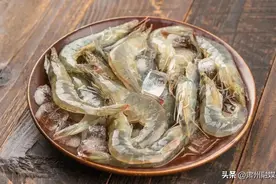 买虾时，要选“直虾”还是“弯虾”？老渔民：两者区别很大，选错白吃亏图片