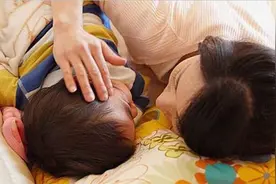 16岁男孩每月回一次家，必须搂着妈妈睡，妈妈也不拒绝图片