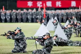 军训“卷”成这样了！网友：这和入伍有什么区别？图片