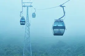 1999年贵州缆车高空坠落，韩红收养了幸存儿，并创作了《天亮了》图片