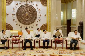 54岁主持人周涛近况曝光，陪一众高层领导开会，穿裙装露纤细小腿图片