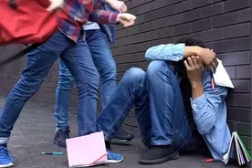 儿子遇校园霸凌，被群殴辱骂、掏私处，妈妈上演“反霸凌教科书”图片