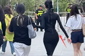 明星只剩性别是真的？迪丽热巴活动生图曝光，臀部夸张惊呆网友图片