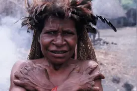 最残忍部落达尼族：亲人去世，关系最亲的女性须断掉自己一根手指图片