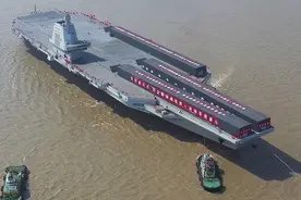 004型航母：美学者认为体量11万吨，能搭载90-100架各类舰载机图片