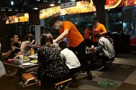 济南“夜生活”探访：烧烤、小龙虾、啤酒成“标配”，几百米的路段7家烧烤店，每家都爆满图片