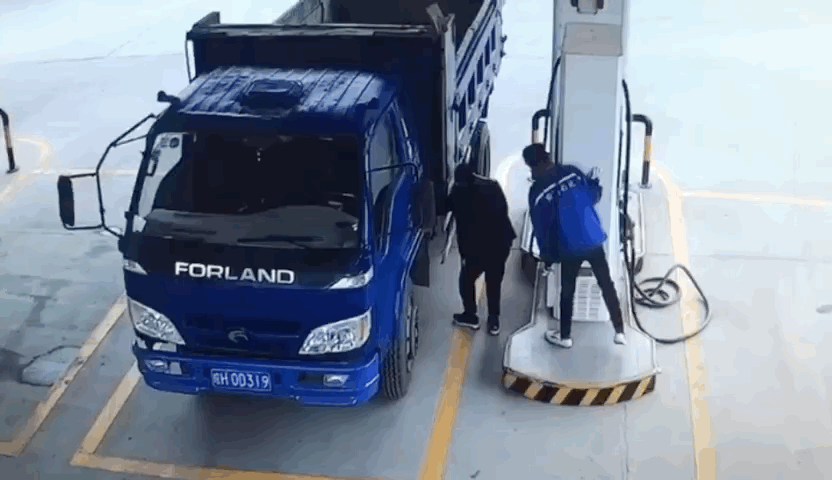 加油站里发生的奇葩事，当时小哥肯定害怕极了图片