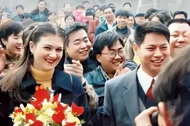 1998年，乌克兰美女远嫁河南，诞下3子后丈夫病逝，做法让人敬佩图片