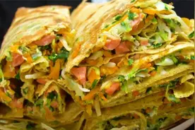 山东菜煎饼，调好杂粮面糊是关键，2层煎饼1层菜，早餐吃个就顶饱图片