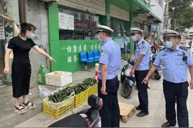 蓝田交警清理整顿沿街商铺非法占用公共停车位现象图片