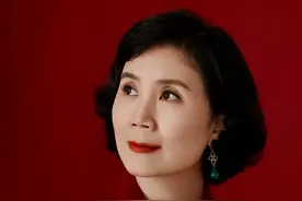 因《北京人在纽约》爆红，嫁初恋30年，被3个男人宠爱，如今竟成“恶婆婆”图片