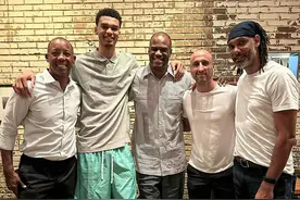 文班亚马昨日与马刺名宿聚餐，传奇双塔与吉诺比利作陪图片