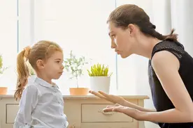 强势妈妈易带出懦弱娃：强势妈妈的5种表现，大家对照自查图片