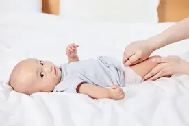 有一种“伪节俭”叫穿开裆裤，家长钱包保住了，把孩子也坑惨了图片