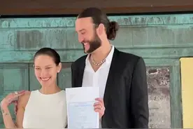 澳大利亚33岁名模嫁给前NBA球星，婚纱惹争议，像布帘还内搭空气图片