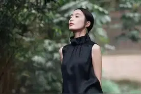 女人上了年纪别乱穿，夏天穿“香云纱”才高级，看着就贵气体面图片