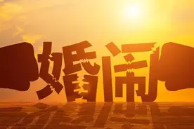 河南商丘一对新人结婚当天，新娘被朋友乱摸袭胸，急得痛哭图片