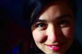 2019年，哈萨克美女嫁给45岁中国农民工，工地举办婚礼，轰动一时图片