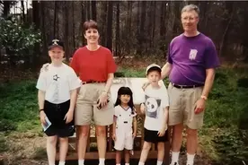 出生3天就被抛弃的女婴，被美国夫妻收养20年，一张纸条千里寻亲图片