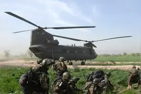地位显赫的美国士兵，到底能牛到什么程度？军官见了都要立正敬礼图片
