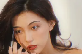 经常化妆的女人，建议避开这几个雷区，不然皮肤长痘还会加速衰老图片