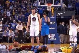 今天来看当年勇士帕楚里亚垫小脏脚之伦纳德事件图片