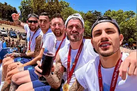 阿根廷夺冠游行！梅西C位，天使在旁，斯卡洛尼落泪，迪巴拉耍帅图片