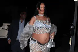 孕妈蕾哈娜还没生？穿钻石迷你裙秀孕肚，预产期还穿10公分鞋太拼图片