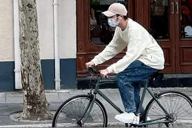 脱口秀演员王勉受伤！酒后骑车摔断两节肋骨，伤势严重在家休养图片