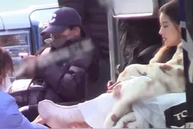 助理蹲地伺候、当众撒泼、耍大牌被央视批…内娱艺人在高贵什么？图片