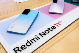 直屏和LCD，可能很多人购机都会普遍关注，再来个高刷是否真香图片