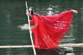 贵州25岁女孩，靠着“水上轻功”走出国门，网友：好像天女下凡图片