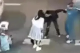 42岁男子因小事当街辱骂殴打21岁女孩，事情发酵，引出千万隐情！图片