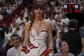 热火2-0！场边美女模特太抢镜，大长腿坐前排，球衣做长裙成焦点图片