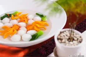 汆丸子切记不要开水下锅，大厨教你正确做法，鲜嫩爽滑还好吃图片