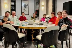 林丹一家千万豪宅聚餐！与谢杏芳放烟花恩爱，紧紧抱着6岁儿子图片