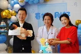 主持人春妮一家坐豪华游艇出海！曝儿子正脸帅照，老公刚强疑露面图片