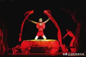 她在地震中失去双腿，6年后嫁华裔高学历老公，儿女双全成功逆袭图片