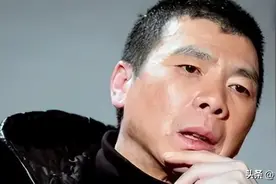 冯小刚开300万豪车，回老家看望瘫痪母亲，姐姐：你什么也不会图片