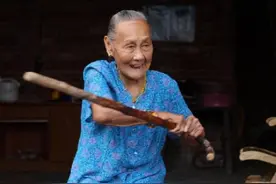 老兵银金花：109岁仍健朗，笑谈长寿秘诀：可能是我杀过不少鬼子图片