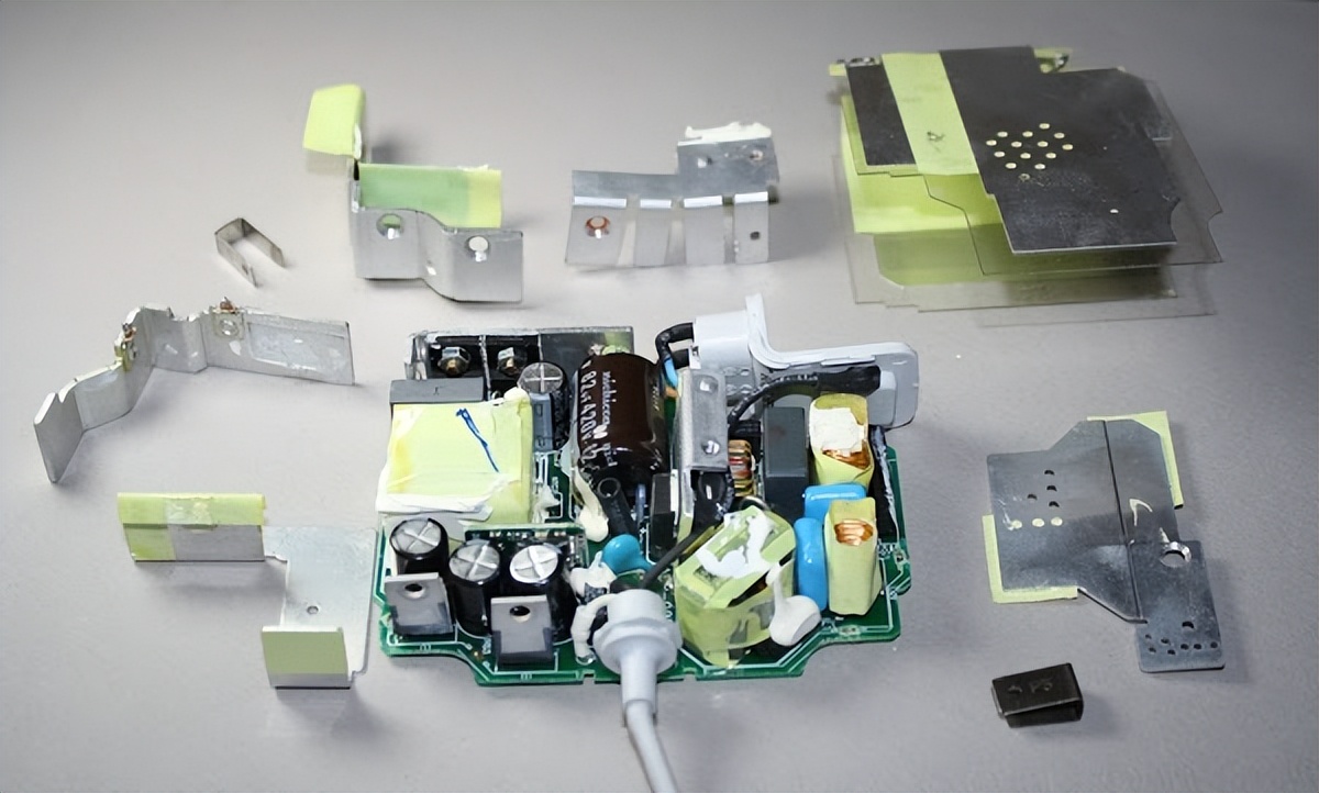 ipad充电器拆开使用图_Macbook充电器拆解_Macbook充电器内部组件