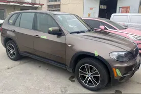 从工地拉回一辆30万公里战损版宝马X5，重造大翻新，复活变新车图片