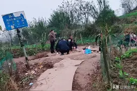 重庆长寿新市街道火地村，地面冒火60年从未间断很多游客前来观看图片