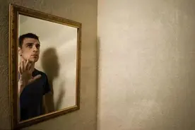 杨振宁凭什么获诺贝尔奖，只因发现“镜子中的你和现实不同”图片