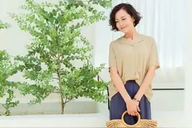 上了年纪的女人，建议少穿运动鞋，这双懒人鞋，优雅好穿不打脚图片