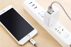 手机充电一夜不拔，对电池有什么危害？维修人员告诉你答案图片