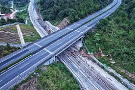 兴泉铁路建设又有新进展！鹰厦铁路西坑站转线拨接顺利完成图片