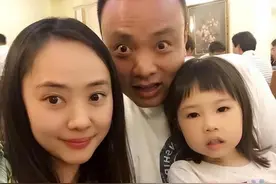 沙桐小12岁二婚妻子带娃出游！皮肤白皙似少女，11岁女儿可爱像爸图片